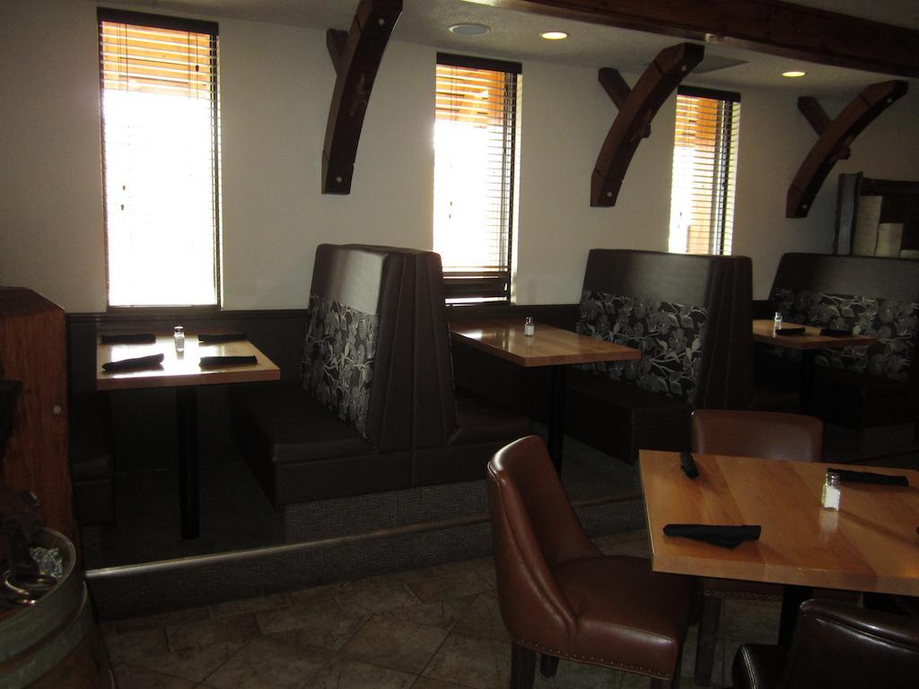 The Pine Inn Chetwynd Ngoại thất bức ảnh